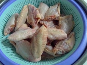 1.鸡翅洗净沥干水分。