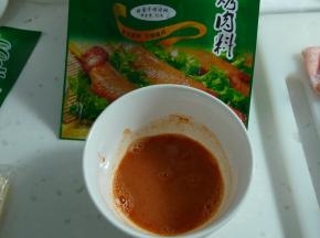 4.酷克壹佰烤肉料与水按照配比调好。     
5.一般情况下，肉：料：水的比例是：1000:70:70。蜜汁的是1000:60:60.
