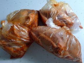 6.将鸡翅一个个腌制好。     
7.带上一次性手套多按摩一会儿。     
8.放入保鲜袋保存。至少3-4个小时。吃不完的可以冷冻保存。