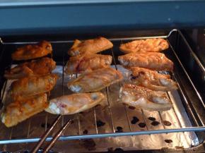 12.中间可以翻一下面，最好用长筷子哦，以免烫到手。