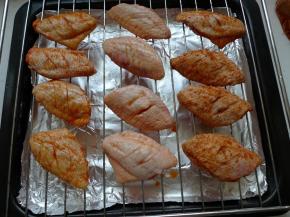 9.烤网刷油，烤盘垫锡纸。     10.腌制好的鸡翅摆放整齐。