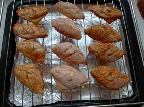 9.烤网刷油，烤盘垫锡纸。     10.腌制好的鸡翅摆放整齐。