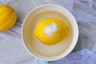 柠檬用盐搓洗干净擦干水分，