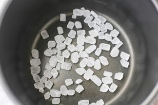 电饭煲底层先放一层冰糖。