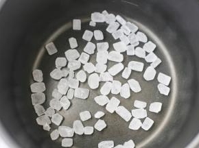 电饭煲底层先放一层冰糖。