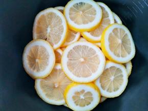 再放一层冰糖，一层柠檬片，重复放完，