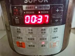 开启煲汤模式煮40分钟后进入保温模式十个小时。