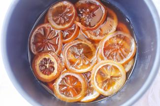 柠檬膏冷却了就可以装入密封玻璃罐了。