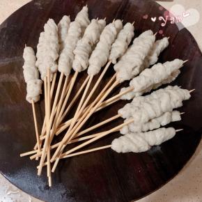 面筋插上竹签。