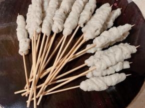 面筋插上竹签。