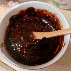 调酱汁：酱油、蚝油、甜面酱、蕃茄酱、孜然粉、烧烤肉串料、辣椒油，以上材料适量，搅匀。