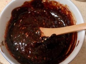 调酱汁：酱油、蚝油、甜面酱、蕃茄酱、孜然粉、烧烤肉串料、辣椒油，以上材料适量，搅匀。