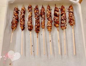 刷上酱料，放入烤盘里。