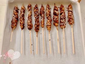 刷上酱料，放入烤盘里。