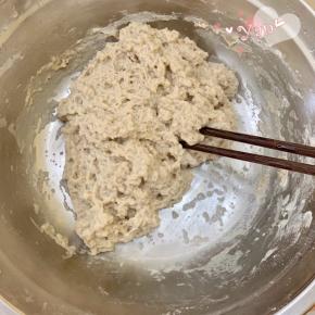 将温水慢慢倒入面粉里，边倒边搅拌。