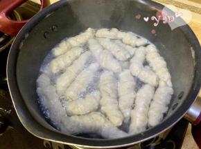 水沸后下面筋煮20分钟，煮好后放冷水里浸泡。