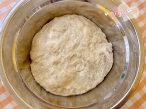 压平后盖上保鲜膜醒1小时。