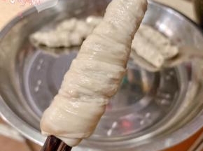 用2根筷子缠绕在一起。