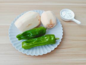 莲藕切片备用。