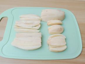 莲藕先切成长条。