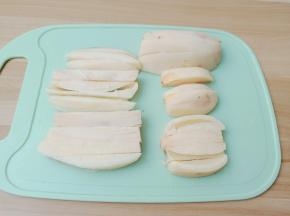 莲藕先切成长条。