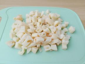 再将莲藕切成小丁。