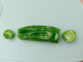 辣椒去头去尾。