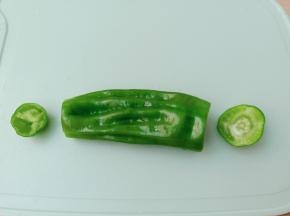 辣椒去头去尾。