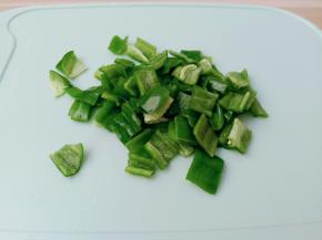 将青辣椒切小丁。