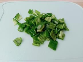 将青辣椒切小丁。