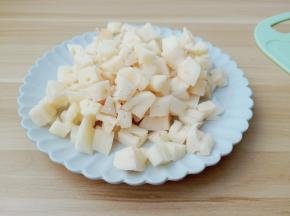 切好的藕丁放盘子备用。