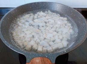 过来放水，水开下藕丁焯水两分钟。