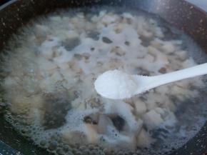 焯水期间可以加加一点点盐。焯水过后的藕丁沥一下水分。