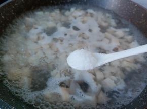 焯水期间可以加加一点点盐。焯水过后的藕丁沥一下水分。