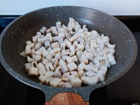 炒锅放油，下藕丁翻炒。