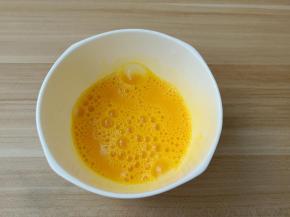 筷子将蛋液打散。