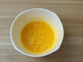 筷子将蛋液打散。