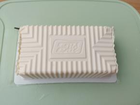 用刀将豆腐盒子的两边切一下。这样取出的豆腐是完整的。