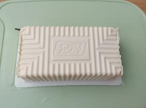 用刀将豆腐盒子的两边切一下。这样取出的豆腐是完整的。