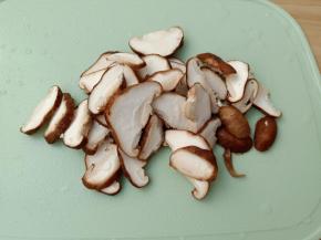 香菇用清水洗去表面的灰尘，再切成薄片。