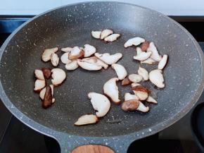 炒锅放适量的油，加香菇翻炒。