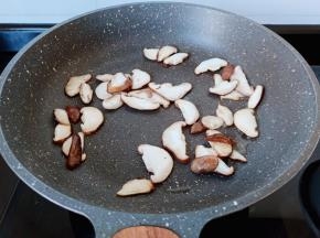 炒锅放适量的油，加香菇翻炒。