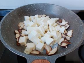 轻轻划入豆腐。