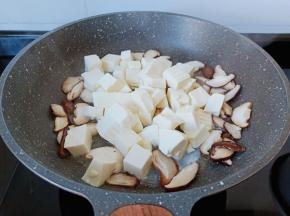 轻轻划入豆腐。