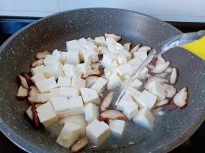 要适量的清水入锅。