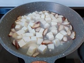 开大火炖煮五分钟。