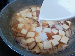 加水淀粉勾芡【红薯粉加一点点清水兑开】一边淋一边拌，不要勾芡太厚。