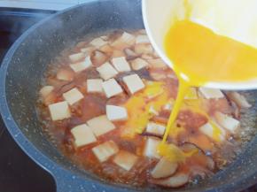 最后淋入鸡蛋液。