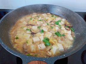 出锅前撒点香菜即可出锅。