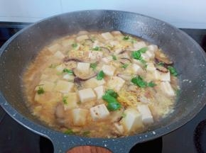 出锅前撒点香菜即可出锅。